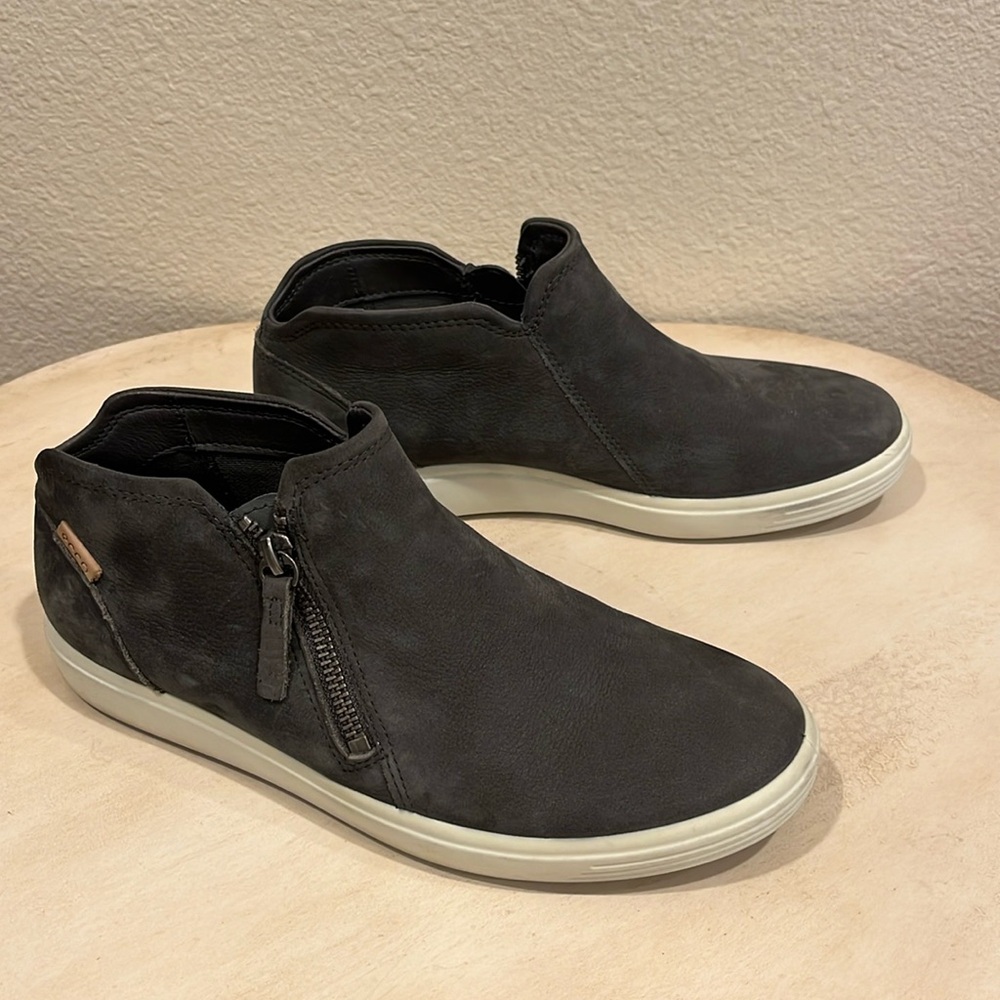 Ecco Women’s Soft 7 Nubuck Zip Bootie
Sz 7
